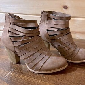 Mi.iM booties, size 7